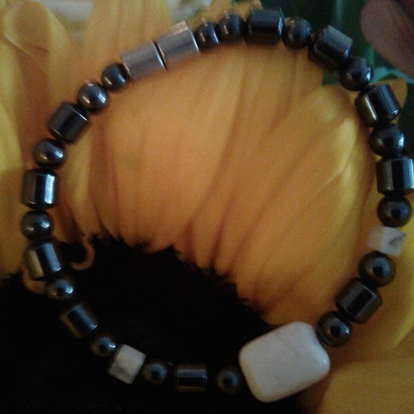 Hematite magnetic bracelet beige center stone. - Picture 5 of 7